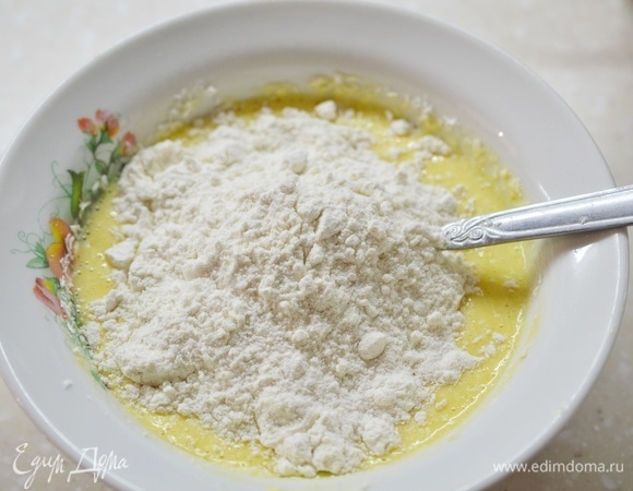 Всыпьте муку.