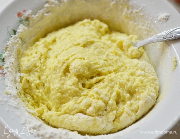 Муки может понадобиться чуть больше или меньше. Тесто получается достаточно густым.