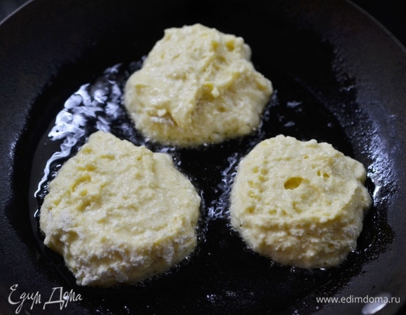 В сковороде разогрейте масло, ложкой выкладывайте немного тесто и обжаривайте на небольшом огне с двух сторон.