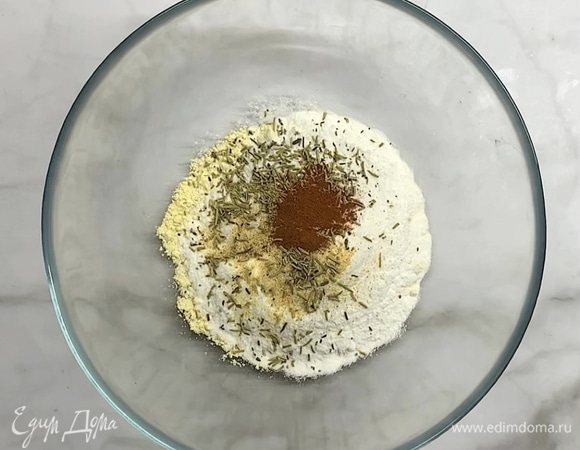 Смешиваем нутовую и рисовую муку, добавляем розмарин, паприку, сушеный чеснок и перемешиваем.