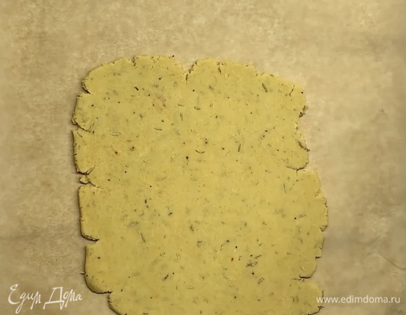 Выкладываем на пергамент и раскатываем тесто толщиной 2–3 мм.