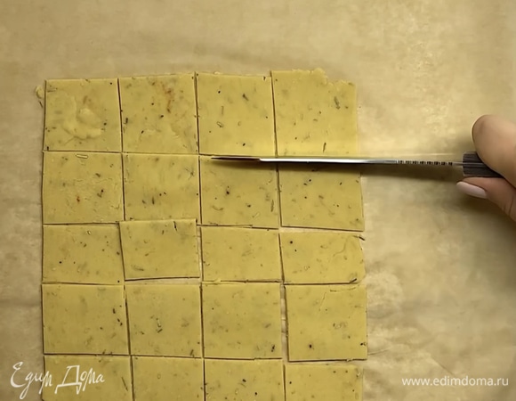 Нарезаем на кусочки и протыкаем вилкой.