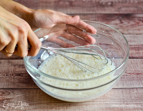 Взбить молоко и яйцо с щепоткой соли до пены.