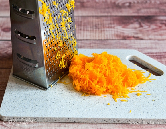 Сырую тыкву натереть на мелкой терке.