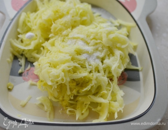 Кабачки почистите, натрите на крупной терке, посолите и оставьте на 10 минут.