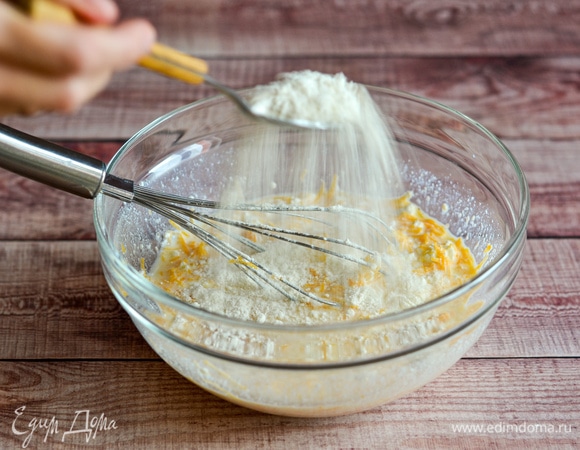 Добавляем творог, тыкву, муку, разрыхлитель, ванилин и сахар.