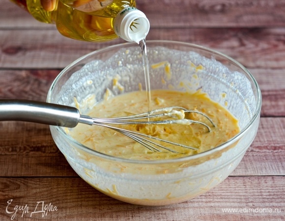 Добавляем растительное масло. Тщательно размешиваем.