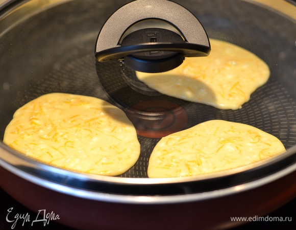 Выпекаем на сухой сковороде с закрытой крышкой. Мощность плиты средняя (у меня 4 из 9). Блинчик сверху тоже должен схватиться.