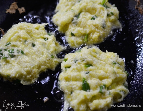 В сковороде разогрейте масло, ложкой выкладывайте кабачковое тесто и обжаривайте на небольшом огне в течение 3–5 минут с каждой стороны.