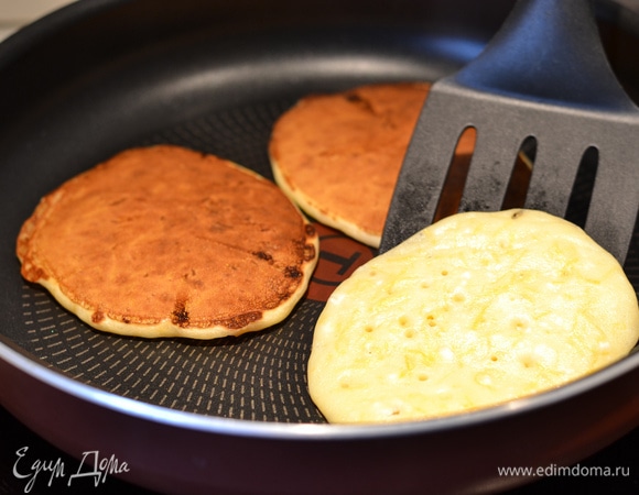 Переворачиваем и допекаем без крышки до румяности. Подаем со сгущенкой. Приятного аппетита!