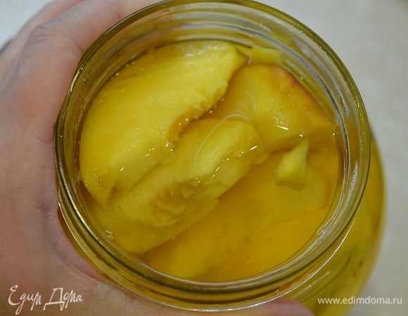 Вскипятите воду и влейте в банку под самое горлышко.