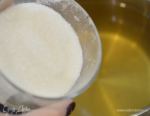 Воду слейте обратно в кастрюлю. Добавьте сахар и ваниль.