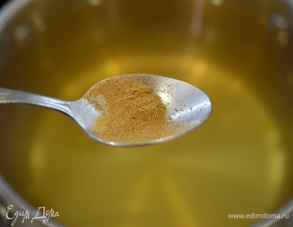 Добавьте корицу. Если вы используете палочку корицы, то добавляйте ее вместе с персиками на начальном этапе приготовления.