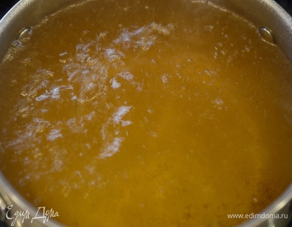 Доведите сироп до кипения.