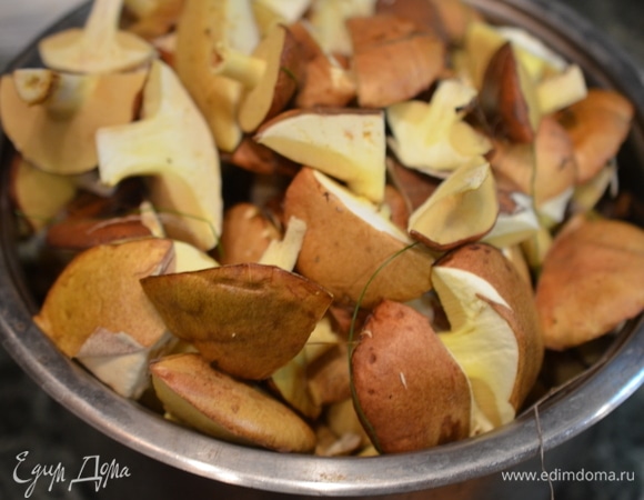 Грибы промойте, крупные разрежьте на несколько частей, посолите, залейте водой, доведите до кипения и варите около 30 минут.