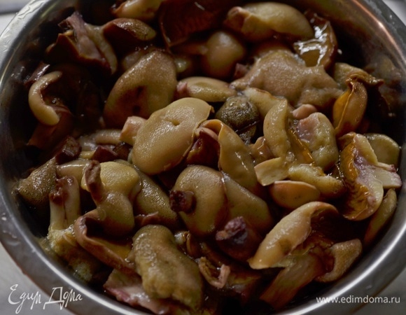 Промойте грибы.