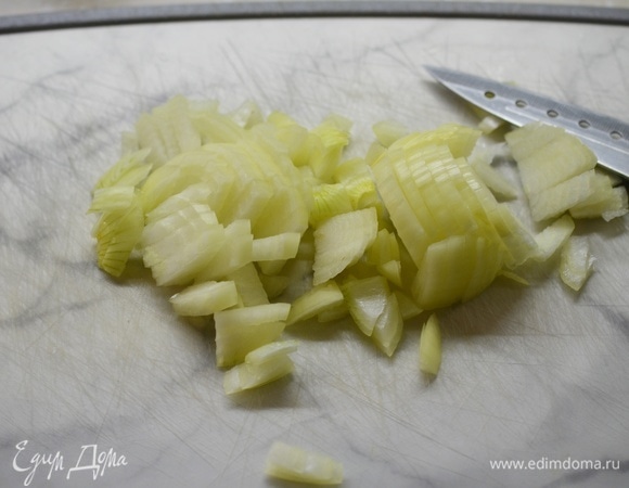 Лук почистите и нарежьте кубиком.