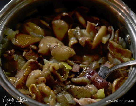 Добавьте маслята.