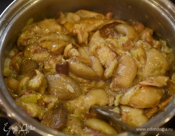 Перемешайте и обжаривайте около 15 минут.