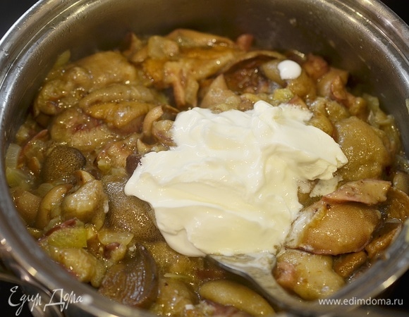 Добавьте сметану.