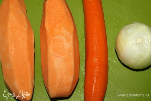 Овощи очистить. Лук нарезать перьями, морковь — кольцами, батат — полукольцами. Зелень порубить.