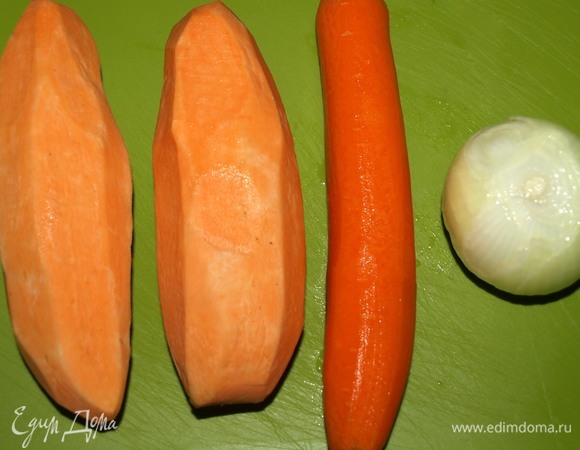 Овощи очистить. Лук нарезать перьями, морковь — кольцами, батат — полукольцами. Зелень порубить.