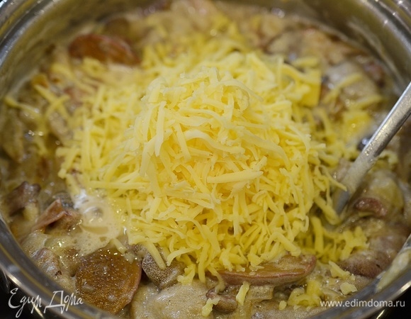 Далее — натертый сыр.