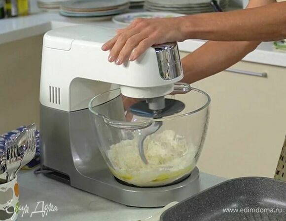 В чашу кухонного комбайна всыпать муку, влить дрожжи, добавить щепотку соли, 1 ст. ложку оливкового масла и вымешивать насадкой-крюком на высокой скорости несколько минут, затем понизить скорость и вымешивать еще 3–4 минуты. Сформировать из теста шар, вернуть его в чашу, накрыть горячим полотенцем и оставить в теплом месте на 30 минут, чтобы тесто подошло.