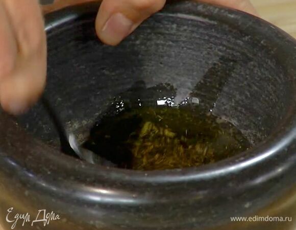 Приготовить соус: семена фенхеля, черный перец и соль растереть в ступке, затем добавить оливковое масло и все перемешать.