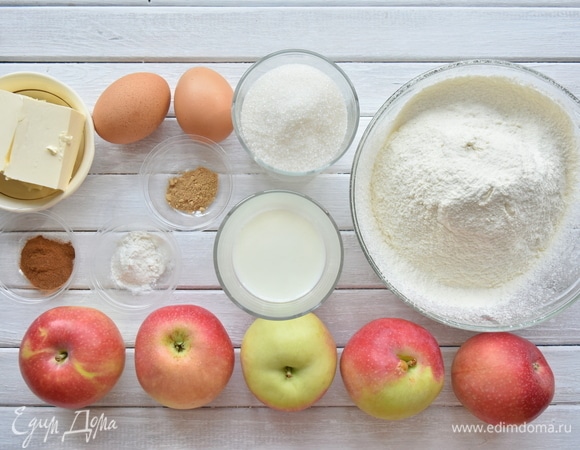 Подготовить продукты. Яблоки лучше брать не очень сочные и крепкие. Мягкие плоды более пластичные, их легче будет свернуть в цветы.