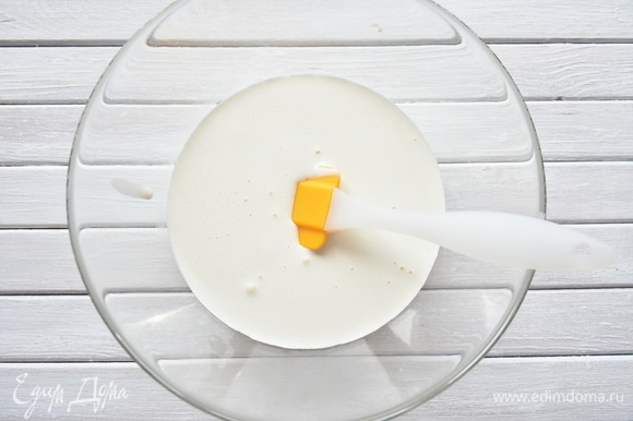 Взбить яйца с сахаром. Растопить 100 г сливочного масла, смешать с молоком. Остудить и ввести в яично-сахарную смесь.