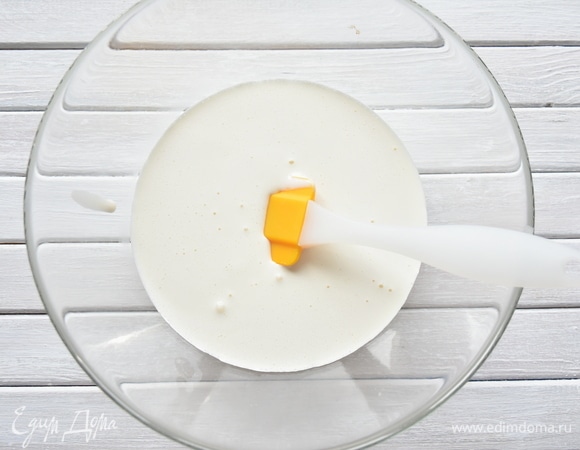 Взбить яйца с сахаром. Растопить 100 г сливочного масла, смешать с молоком. Остудить и ввести в яично-сахарную смесь.