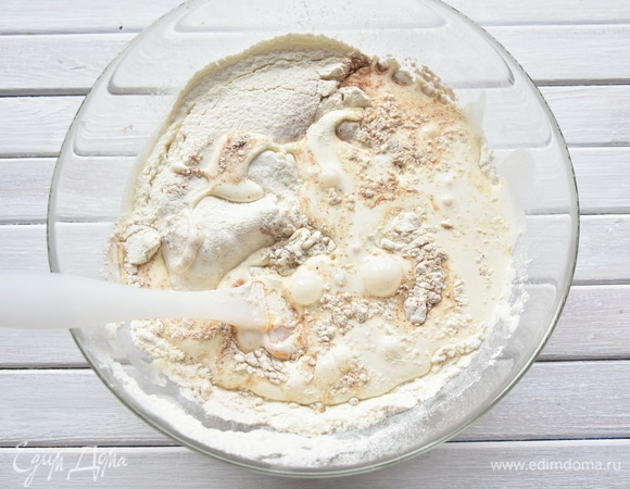 Соединить сухие компоненты: муку, разрыхлитель, молотую корицу и имбирь. Просеять. Соединить сухие и жидкие компоненты вместе. Добавить соль. Замесить тесто. Долго не мешать.