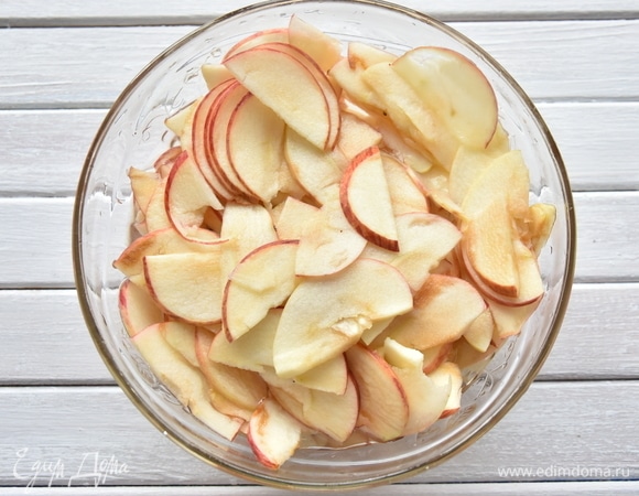 Яблоки нарезать тонкими дольками, залить кипятком с добавлением сока лимона на 1–2 минуты. Воду слить, а яблочные ломтики обсушить.