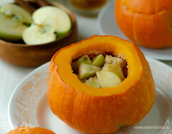 У тыквы аккуратно срезать верхушку. Вытащить все внутренности.