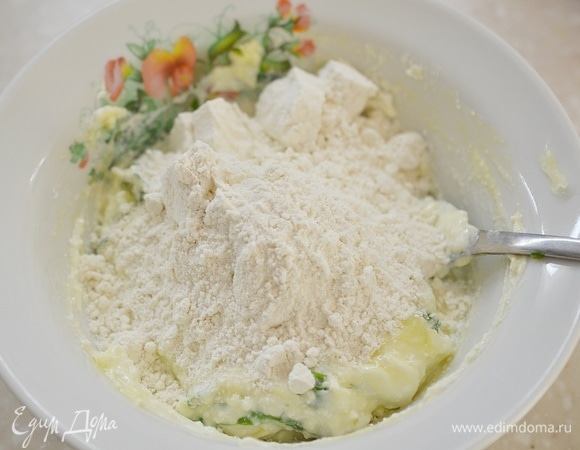 Всыпьте муку. Перемешайте до однородного состояния.