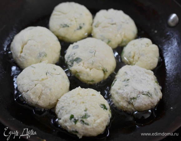 В сковороде разогрейте масло. Формируйте сырники и обжаривайте на небольшом огне по 5–7 минут с каждой стороны.
