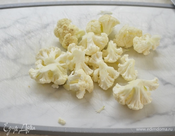 Цветную капусту помойте, разрежьте на соцветия.