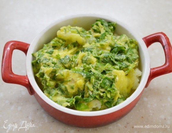 Залейте смесью капусту. Запекайте в духовке при 180°C около 25–30 минут.