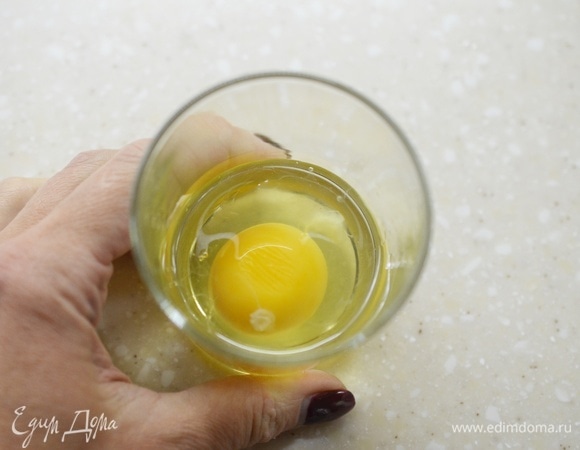 Вбейте яйцо.