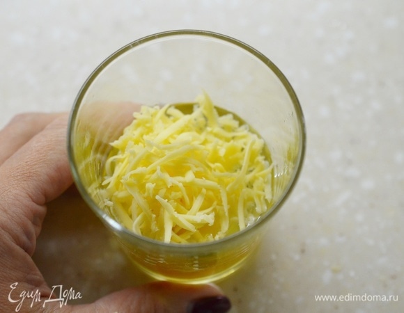 Добавьте натертый сыр. Поставьте в микроволновку максимум на 1 минуту. Оптимальное время — 30–40 секунд. Я люблю пропеченную яичницу, поэтому готовила ровно 1 минуту. Но вы ориентируйтесь на свой вкус. Аккуратно! Если передержать блюдо в микроволновке, яичница может взорваться.