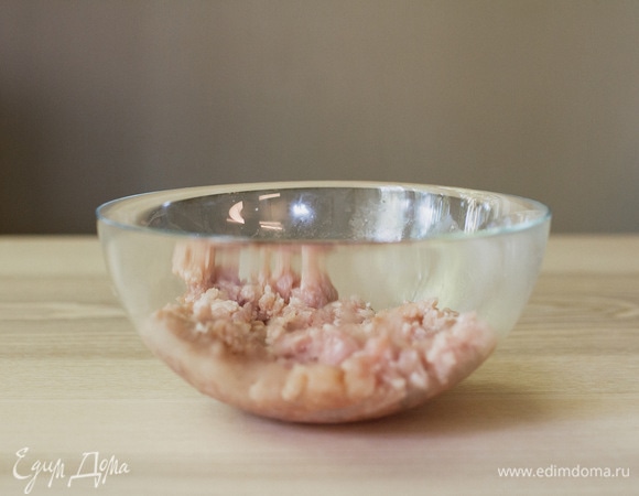 В чашу выложить фарш.