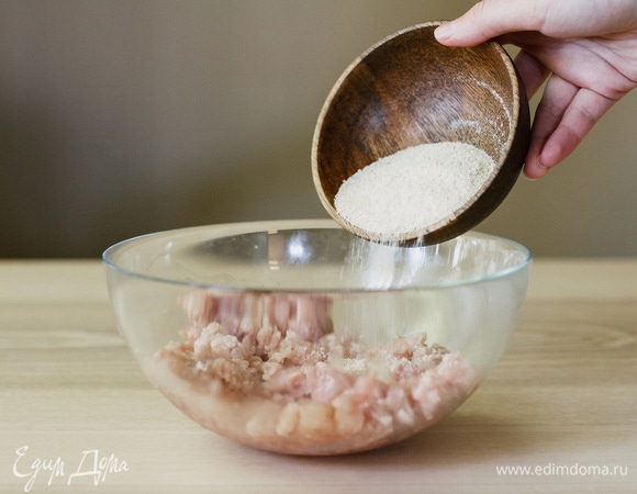 Всыпать панировочные сухари.