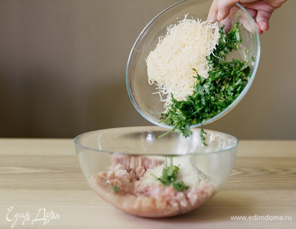 Добавить мелко порубленную петрушку, а также натертые сыр и чеснок.