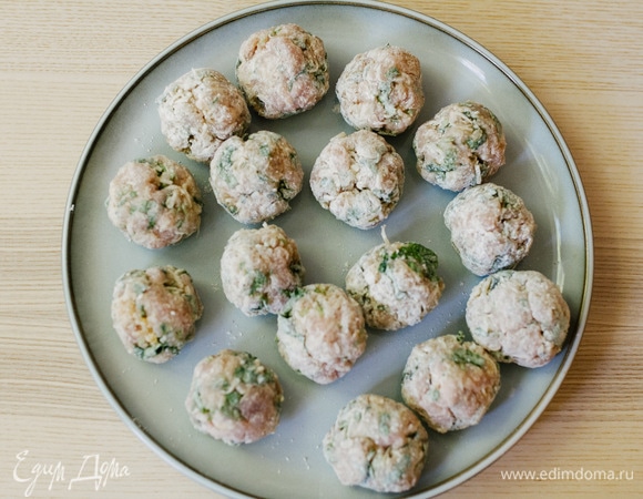 Руками, смоченными в холодной воде, сформировать из фарша фрикадельки и слегка обвалять их в муке.