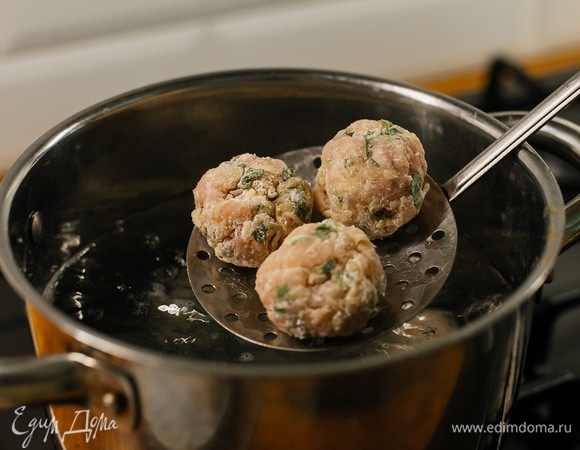 Опустить фрикадельки в кипящую подсоленную воду и варить 10 минут.