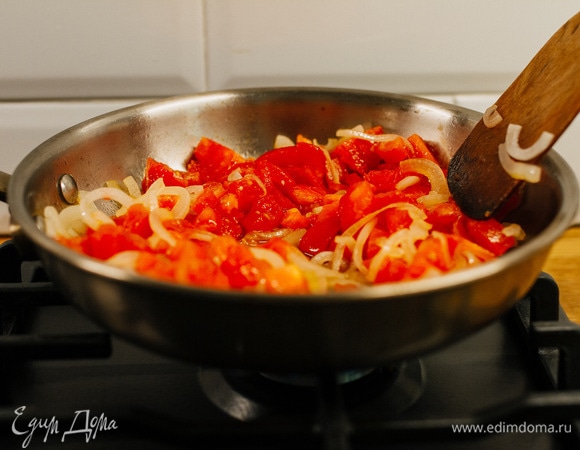 Затем положить очищенные от кожицы и нарезанные кубиками помидоры.