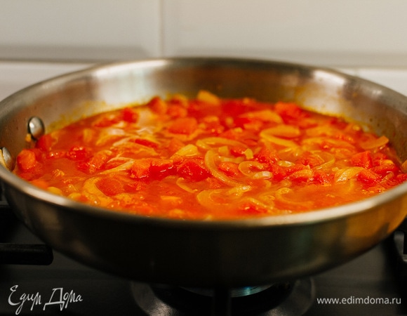 Налить примерно стакан воды, посолить, поперчить. Тушить 15–20 минут.