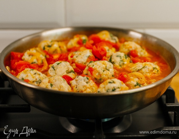 Выложить на сковороду фрикадельки и тушить под крышкой 20 минут, переворачивая их.