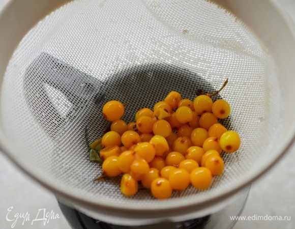 Облепиху промойте. Замороженную предварительно разморозьте и слейте жидкость.